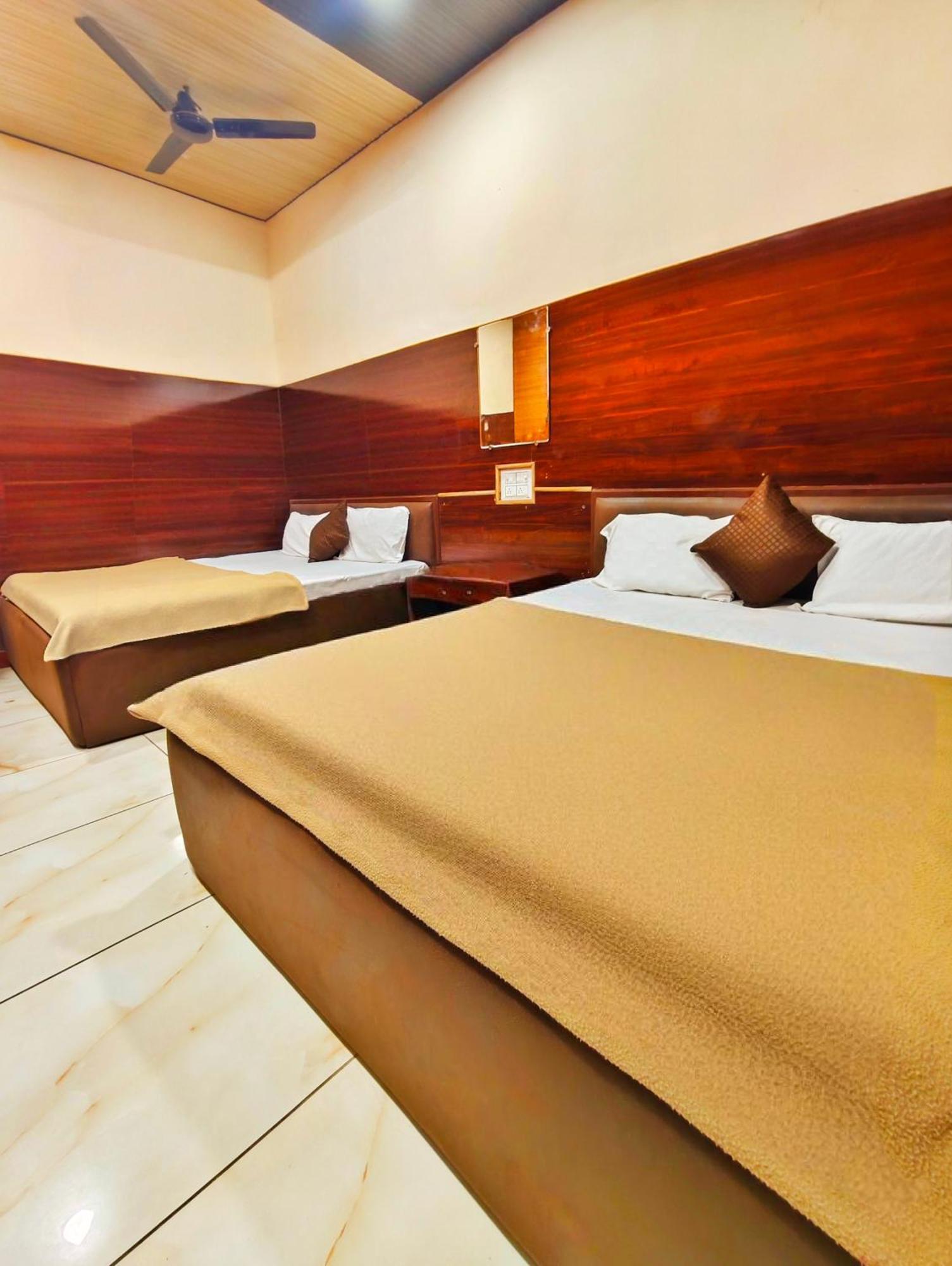 Hotel Om Palace ウッジャイン エクステリア 写真